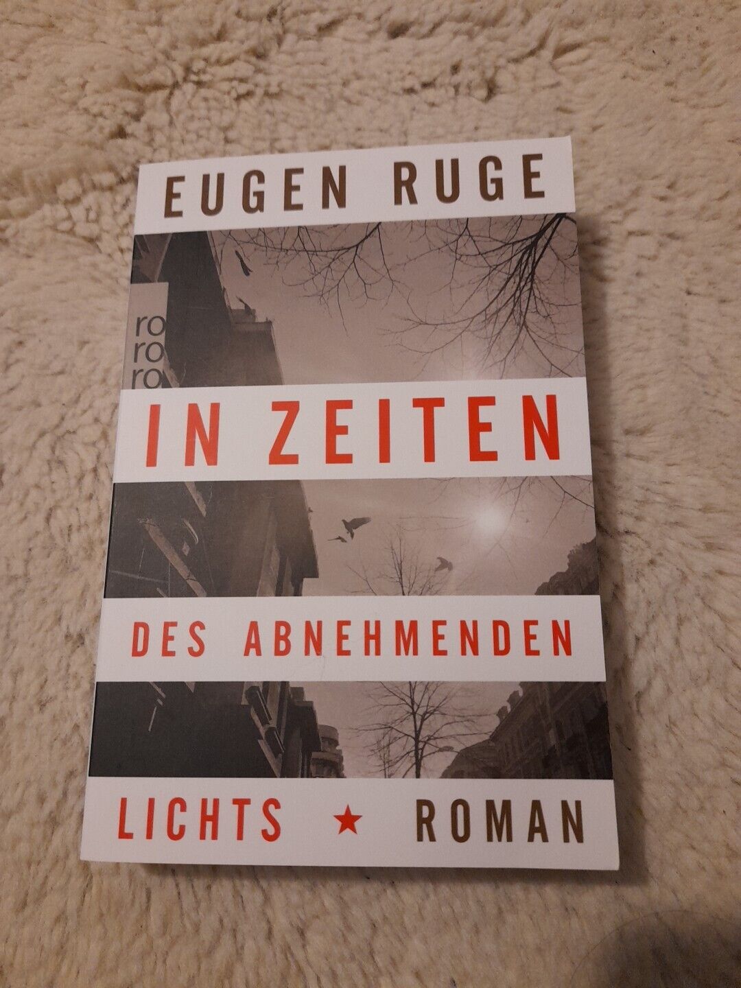 Thumbnail - In Zeiten Des Abnehmenden Lichts Von Eugen Ruge (2012, Taschenbuch)