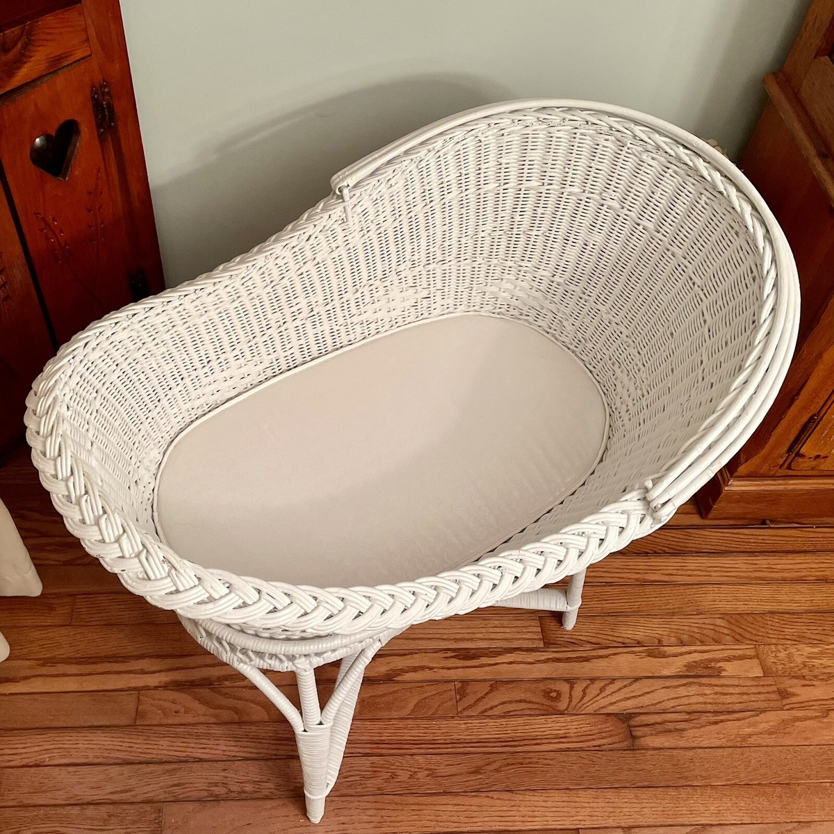 Beautiful Vintage White Wicker Rattan Baby Bassinet w/ Stand Handles Photo  Prop