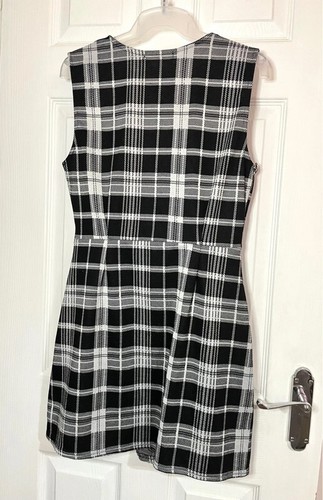 Quiz Black & White Plaid Style Pattern Sleeveless Mini Wrap Style Dress Size 14 - Picture 6 of 7