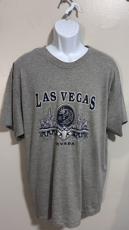 Men’s Size Large Las Vegas T-shirt With Short Sleeves - T World
