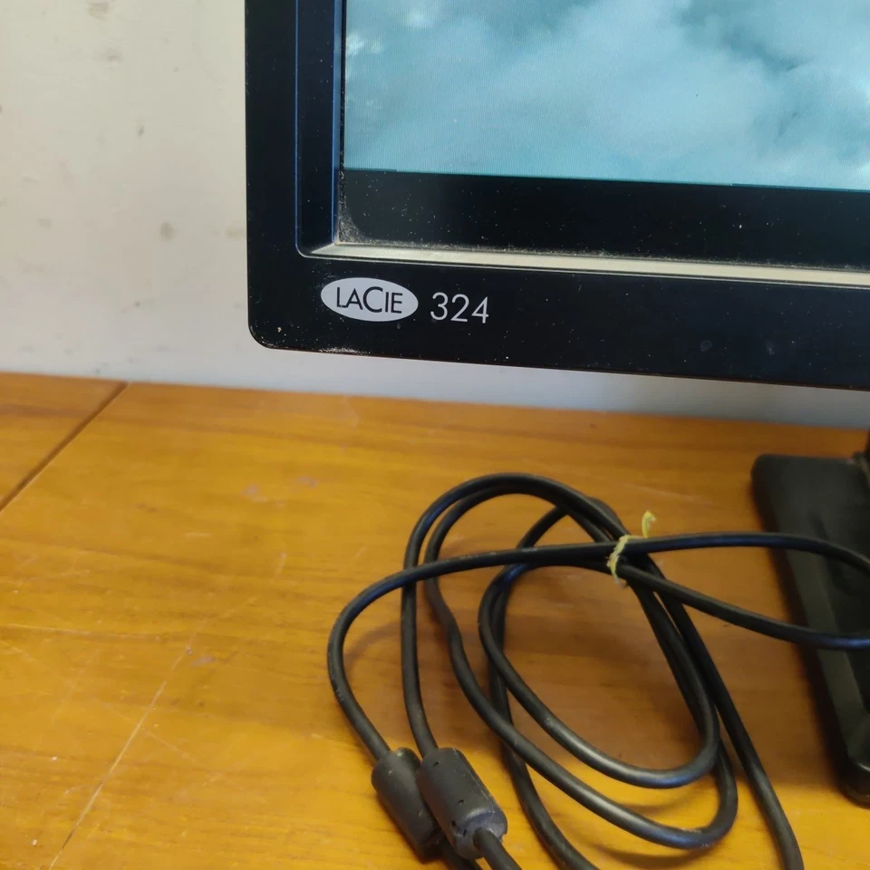 Lacie 324 LCD Monitor 24" Wide Gamut Display Creative Professionals Imaging - Image 2 of 4