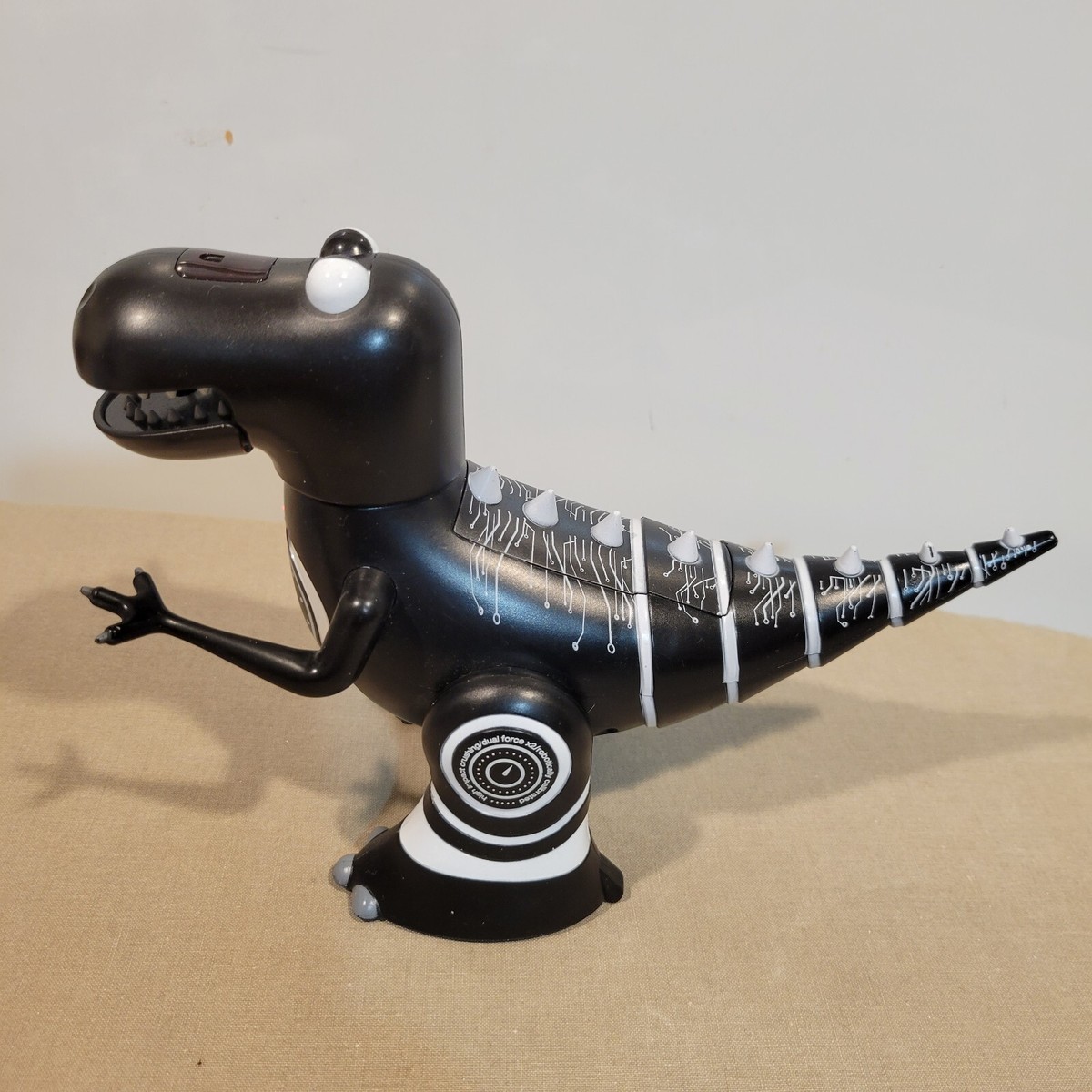SHARPER IMAGE DX-2R8 Robotosaurus Dinosaur Extremely Dangerous Toy
