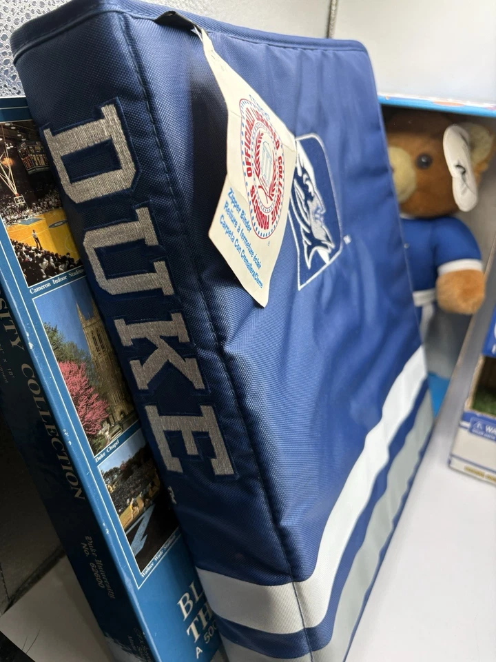 Lote De Colección Duke Blue Devils Mascota Bailarina Oso De Peluche Puzzle Cuaderno Calcetines Foto 3 de 4