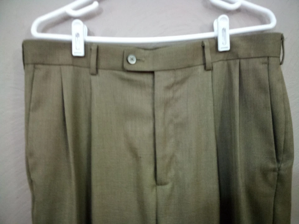 Pantalones de vestir Axist plisados delanteros con puños para hombre verde oliva 34x30 Foto 3 de 4