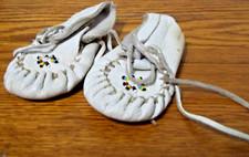 Cute Little Minnetonka USA Soft White Deerskin Leather Moccasins Rustic Worn