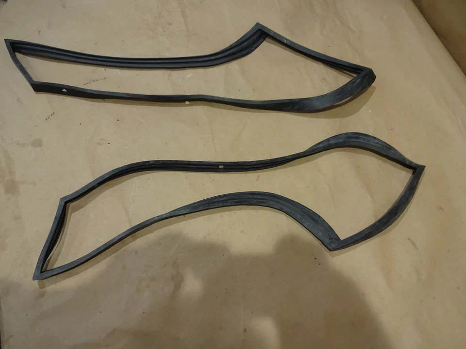 Juntas luces indicadoras diestro y derecho Ferrari 365 GTB4 Daytona P/N 95403161-95403162 Foto 2 de 4