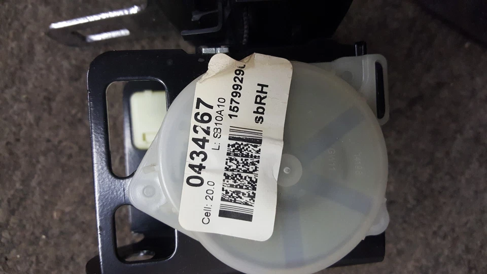 2003 2004 2005 2006 年 2007 年凯迪拉克 CTS 中心后座皮带 (15799290) — 第 2/2 张图片