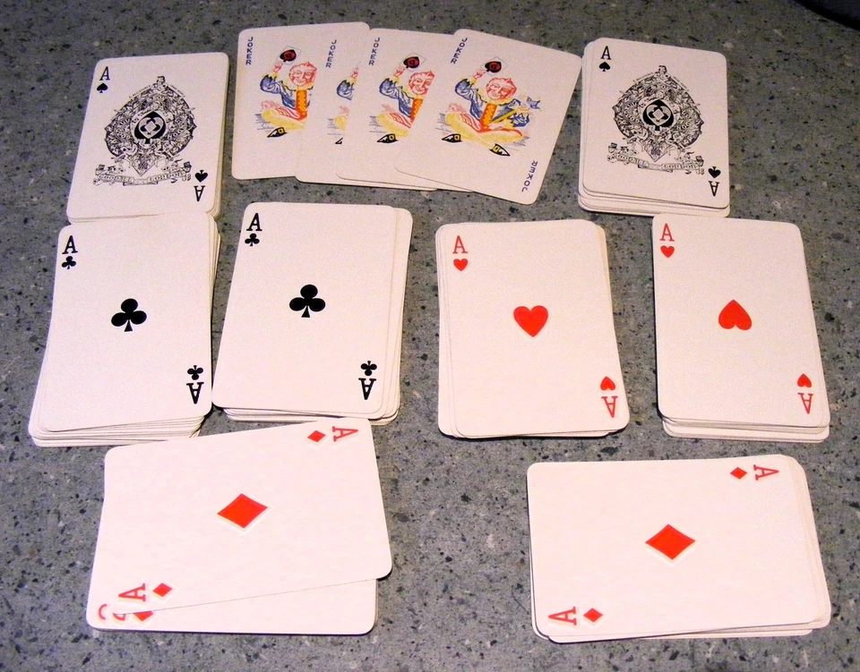 VINTAGE DE LA RUE CANASTA BOXED SET 2 DECKS 2 RULES BOOKS AND SCORE CARDS - Image 3 of 4