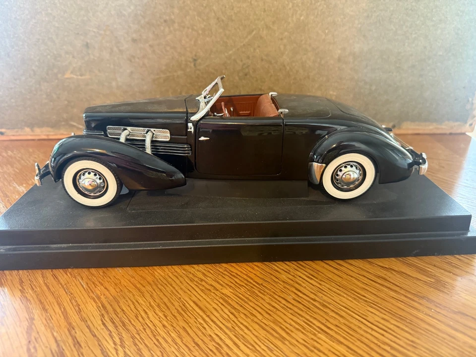 ERTL LIMITED EDITION 1937 CORD 812 CONVERTIBLE BLACK 1:18 OPENING HOOD & DOORS - Image 2 of 4