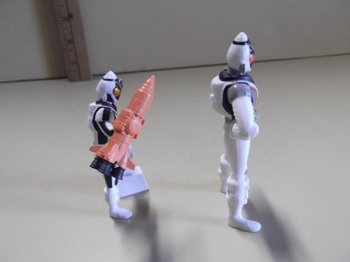 #A874 Unknown Anime 4"in & 3.5"in Masked Pointy Head Figures White Uniform - Afbeelding 6 van 7