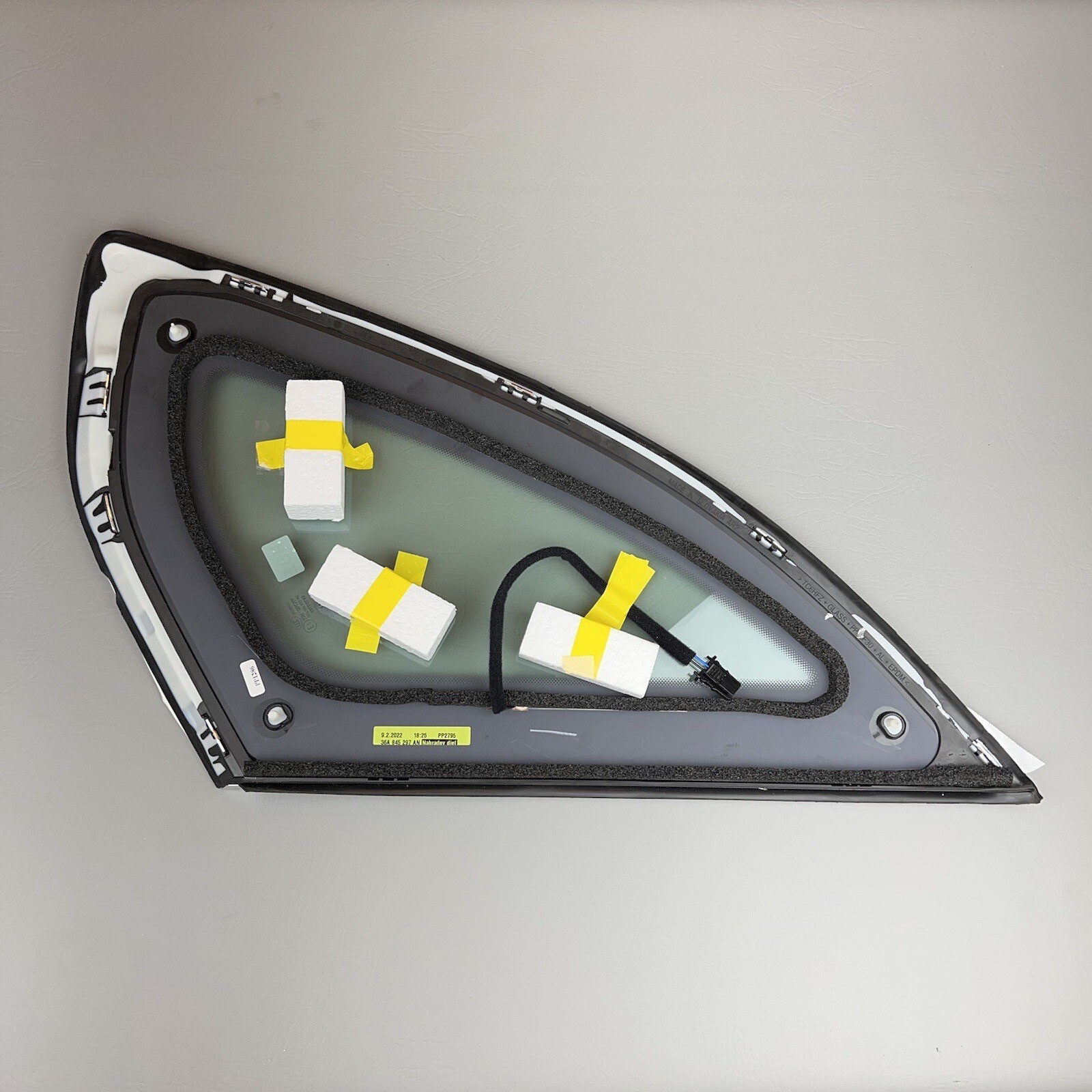 2016-23 BENTLEY BENTAYGA REAR LEFT GLASS QUARTER VENT WINDOW CORNER PANEL TRIM
