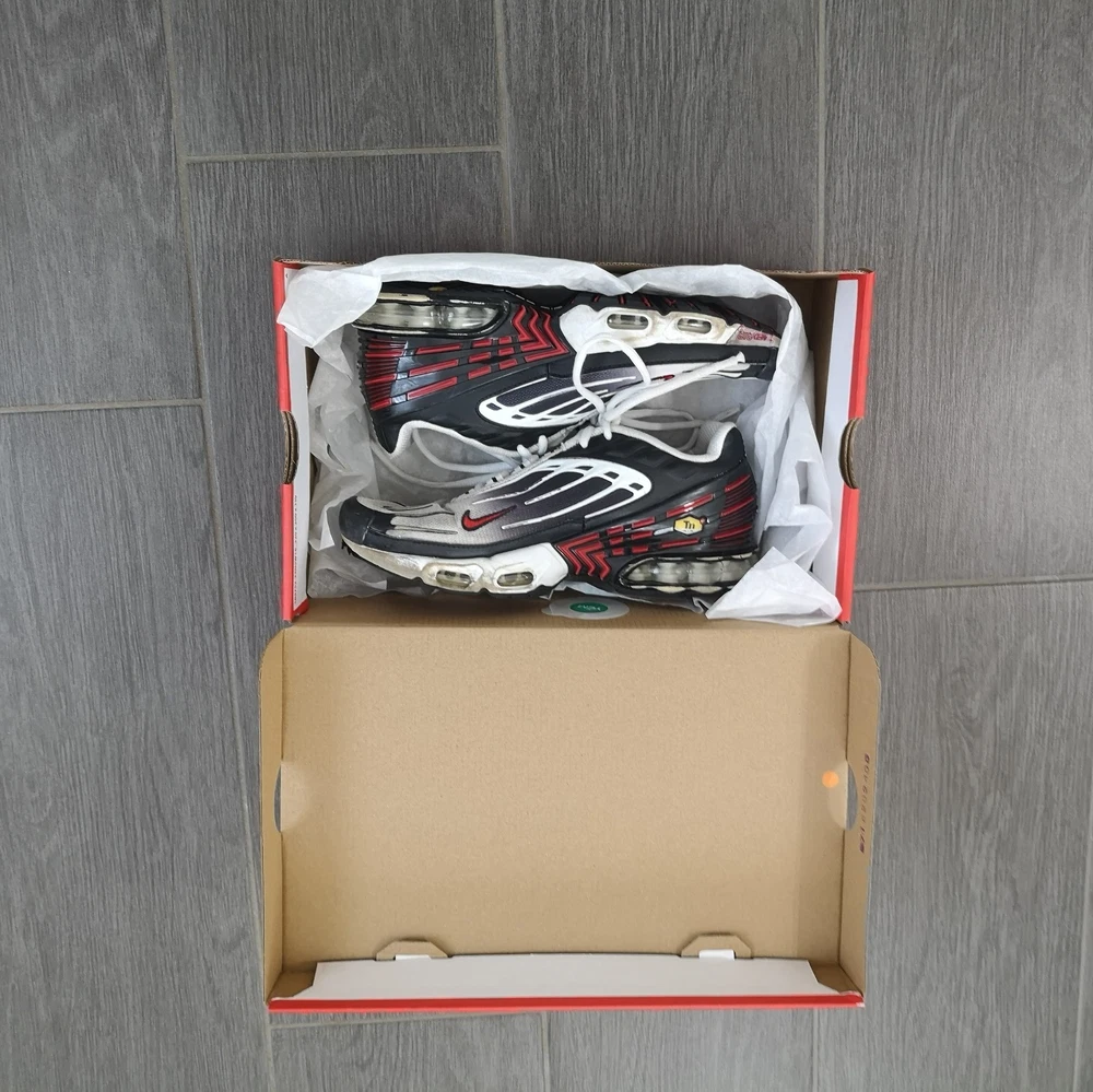 Nike TNs Grau/Rot Größe 38,5 Sneaker Sport Streetwear Fashion Mode Lifestyle...