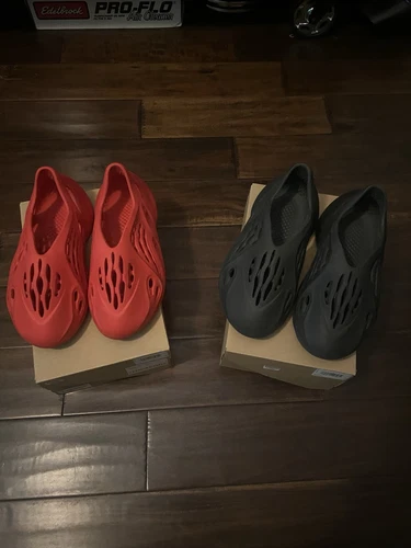 yzy foam rnnr vermilion + onyx