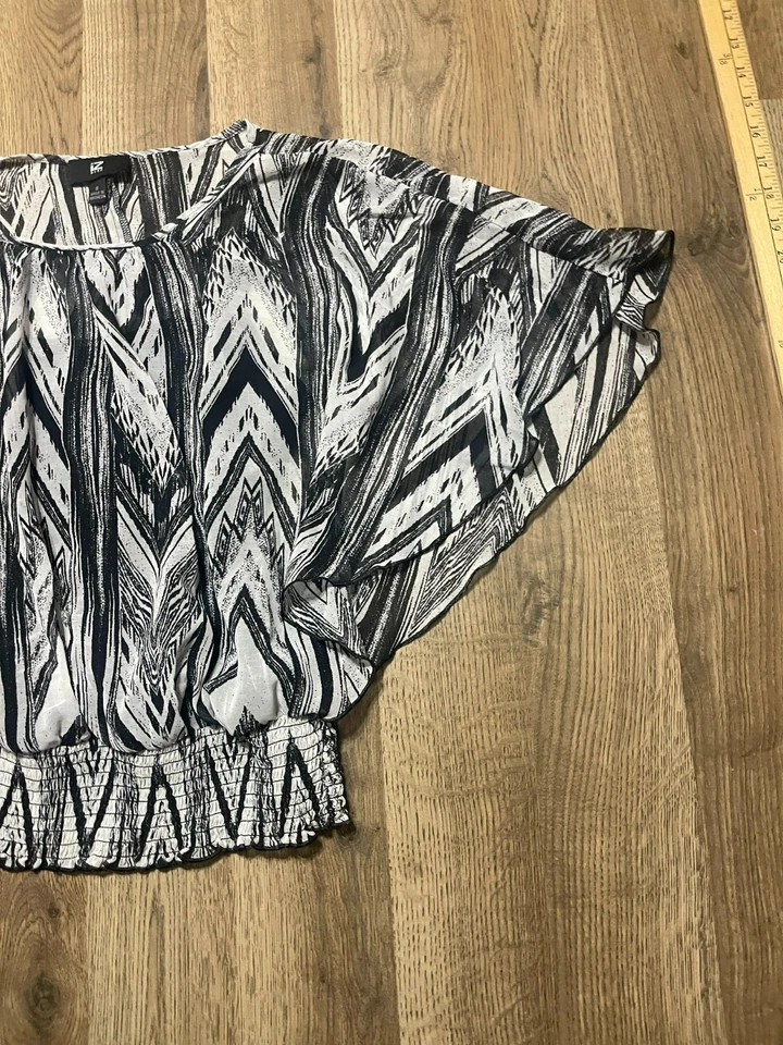 Blusa IZ Byer, para mujer talla pequeña, negra blanca, estampado integral, dobladillo ajustado Foto 3 de 4