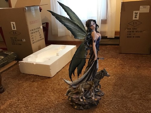 Schöne geflügelte Fee mit zwei Wölfen Harz Figur 23" Neu im Karton! #IB-L - Bild 4 von 15