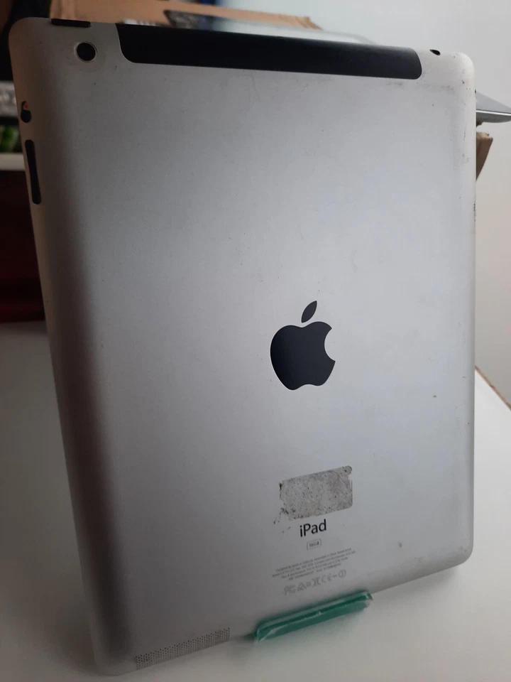 Apple iPad 3 Gen 16gb Screen Broken and Unresponsive for Spares Only - Image 2 of 2