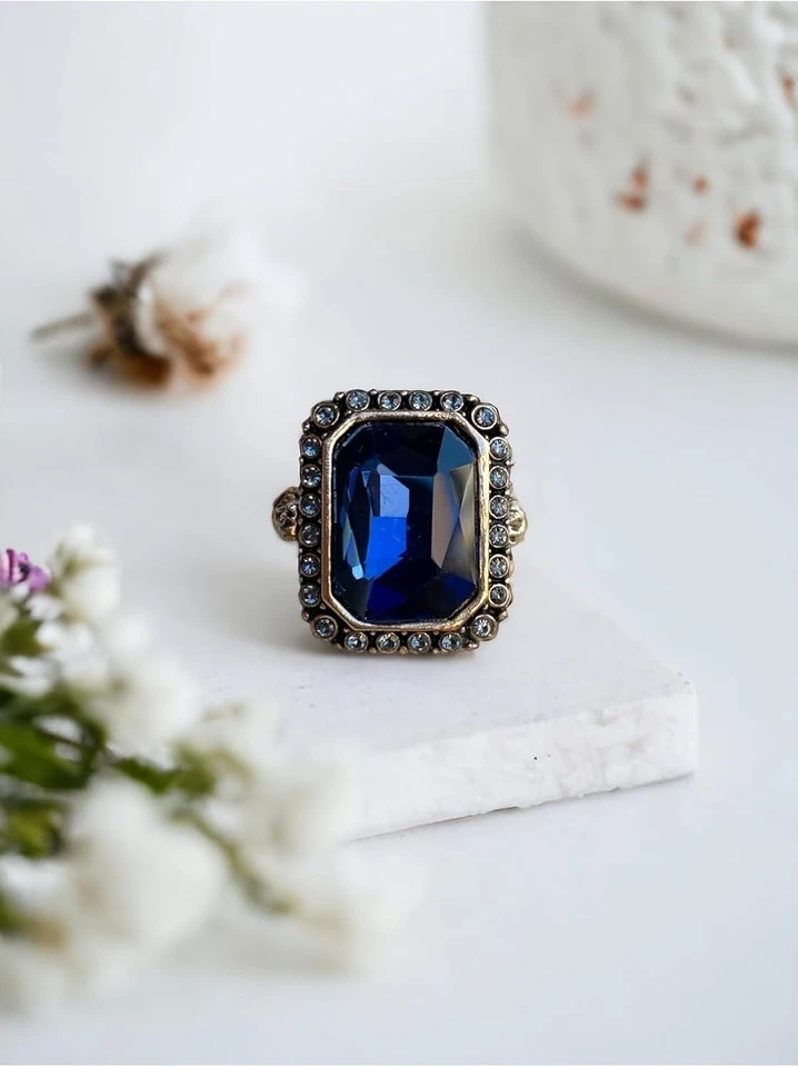 Impresionante Anillo Baguette Cristal Azul Talla 9 con Piedras Circón y Banda de Bronce Foto 4 de 4