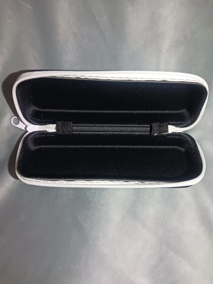 CONVERSE Funda rígida con cremallera alrededor blanco y negro para gafas Foto 3 de 3