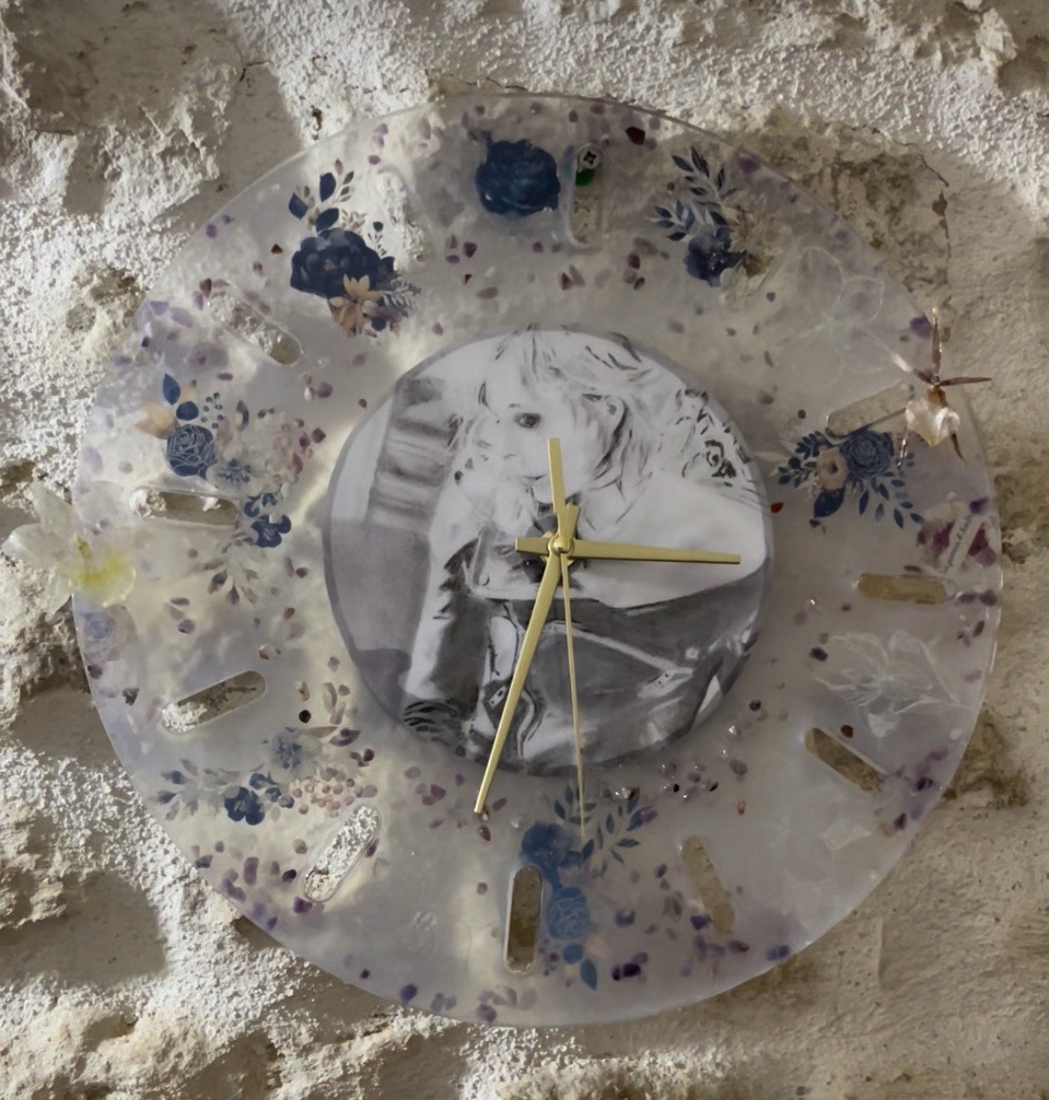 Horloge Mylène Farmer personnalisée fait main, pendule résine unique