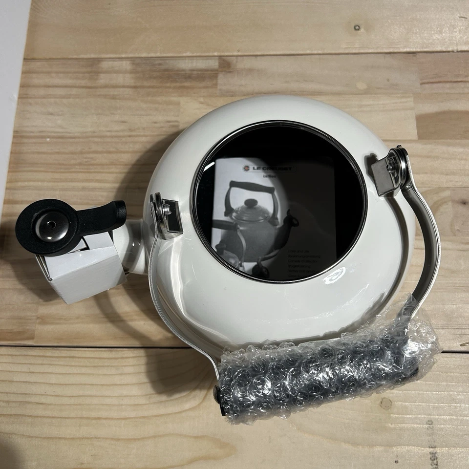 Tetera Le Creuset esmaltada en acero 1,7 cuartos silbante en blanco - Nueva Foto 3 de 4