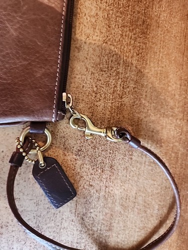 Polsino Coach vintage in pelle rustica marrone robusto con cerniera ottone - Foto 5 di 10