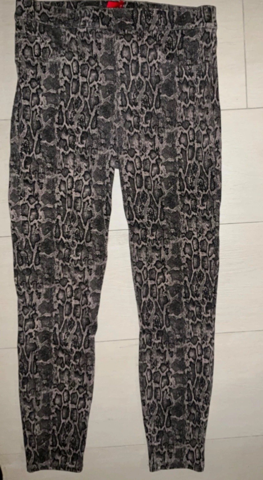 SPANX Python Print Cropped Tummy Control Leggings… - image 3