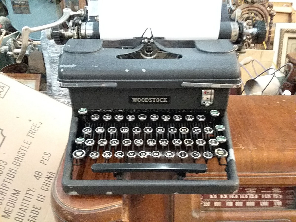 vintage woodstock typewriter RN25547E almost Mint Works Fine clean