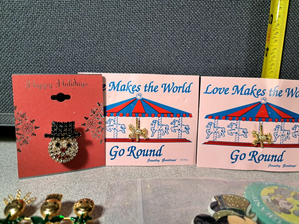 Alfileres y pendientes Dancraft, JJ, alfileres escolares, estaño, medallón y más #3695L229 Foto 2 de 4