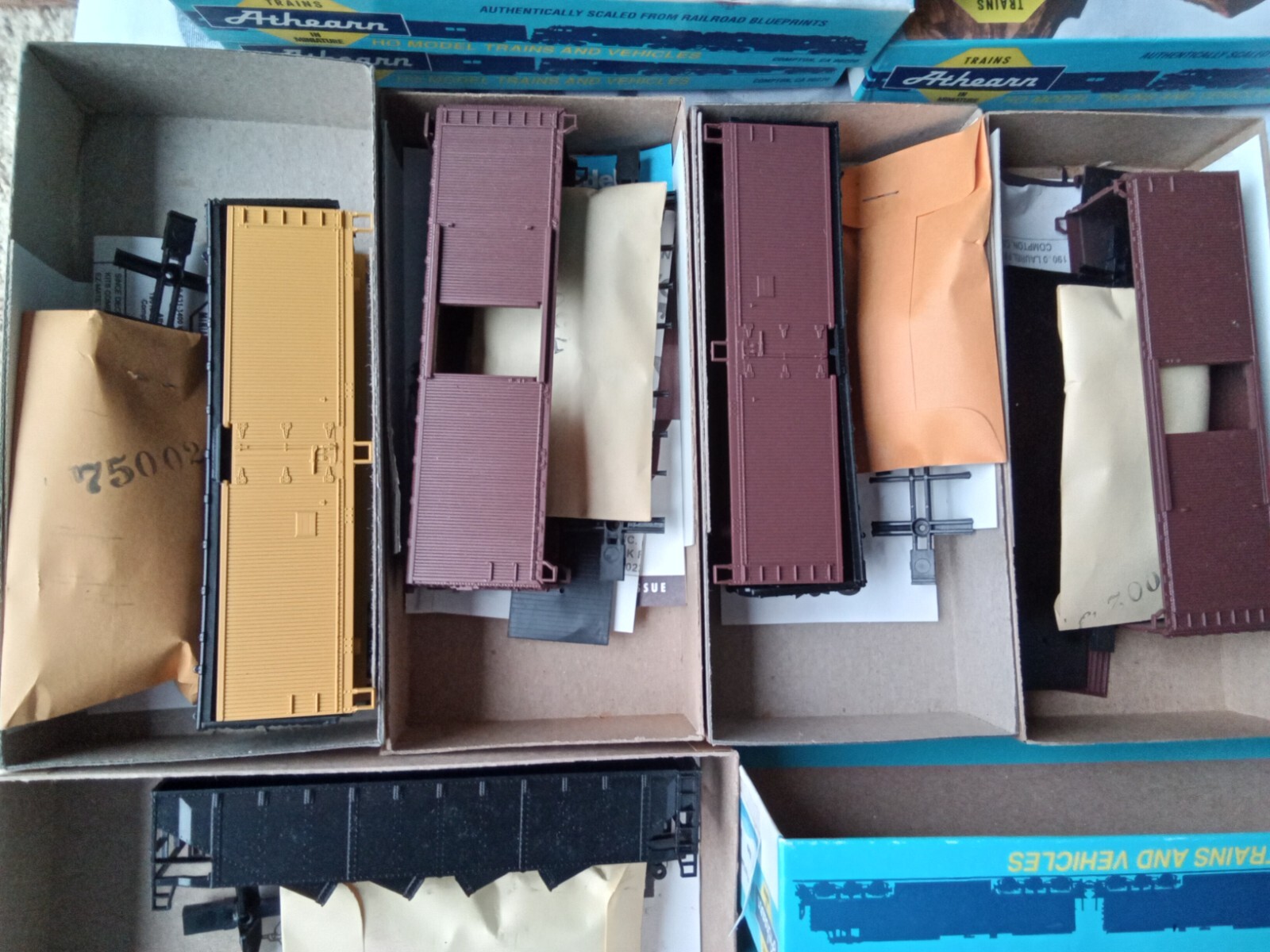 HO SCALE lot of 15 40' steel wood boxcars kits hopper model trains