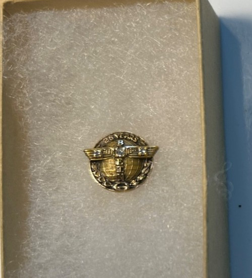 VINTAGE ORIGINAL  BOEING 1/10 10K SERVICE PIN WITH 3 DIAMONDS