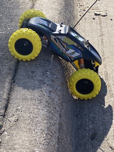 Maisto R/C Rock Crawler Extreme Radio Control Vehicle Black w/ Yellow Tires - Picture 6 of 6