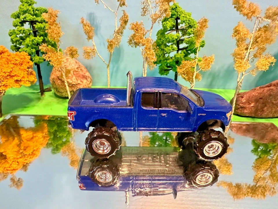 1/64 Custom Lifted 2016 Ford F-150, Rear Pipe, Extended Cab, G5 Lift Greenlight - Image 2 of 3