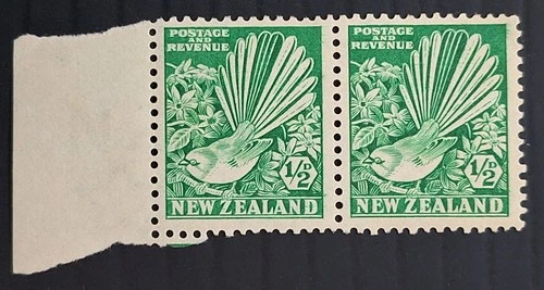 RARE 1935 New Zealand pair of 1/2d  Fantail stamps ERROR clematis flaw MUH