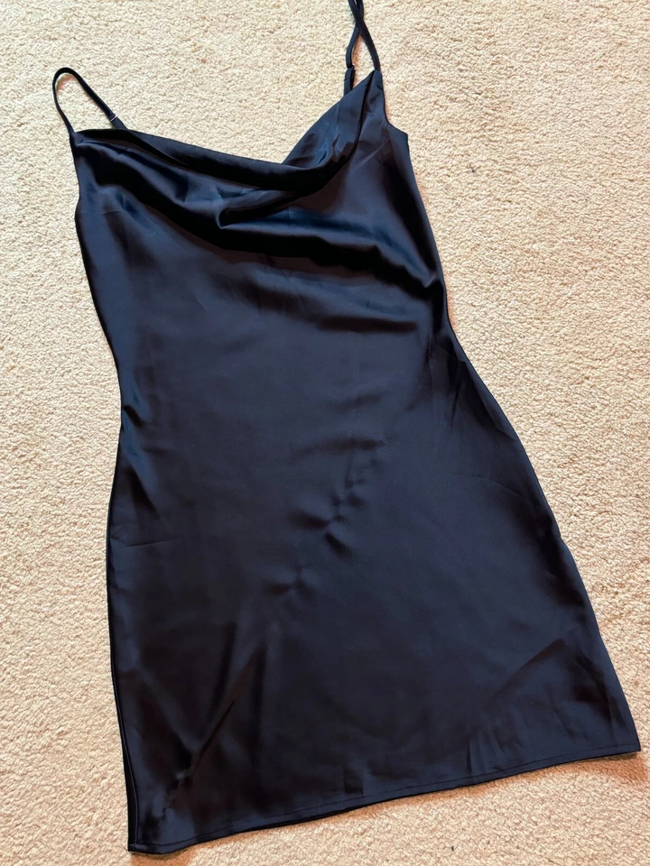 Mini vestido sin mangas de cóctel negro liso con correa de espagueti cuello capucha Nasty Gal 0 Foto 2 de 4