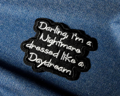 Darling I m a Nightmare Dressed Like a Daydream Bügelbild Patch - 7 x 5 cm