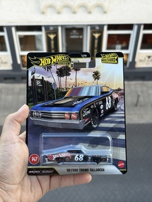 Hot Wheels Premium Boulevard '69 Ford Torino Talladega 1:64 PKW GJT68