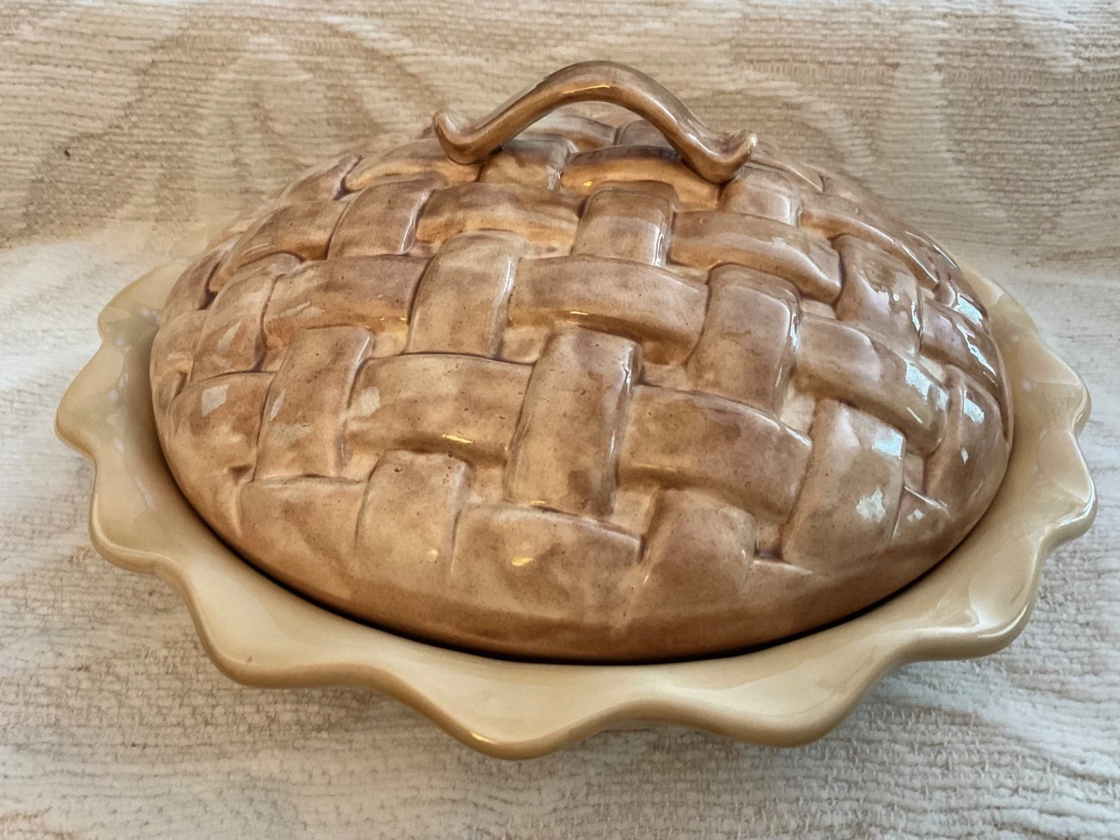 Vintage 1976 BELL CERAMICS Pie Holder/ Keeper Lattice Topped Lid