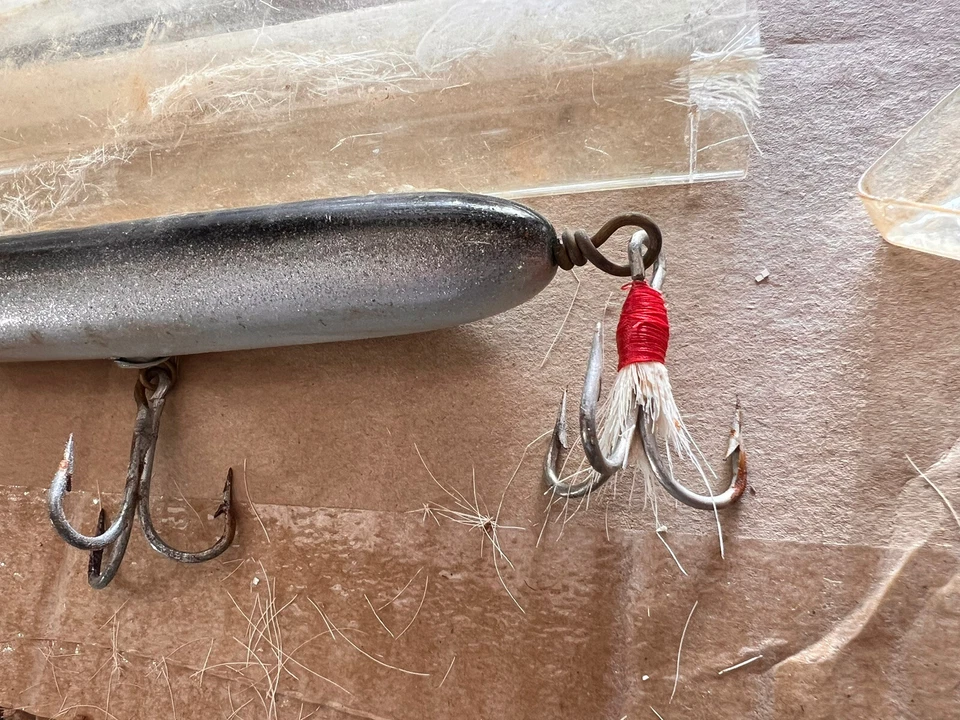 "Señuelo vintage de algodón Cordell plateado/negro 5"" Rattlin Topwater y debajo" Foto 3 de 4