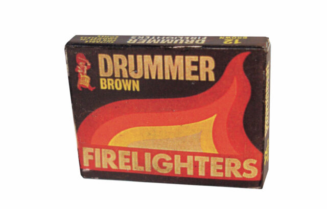 DOLLS HOUSE 1/12th SCALE OLD STYLE PACKET OF DRUMMER FIRELIGHTERS