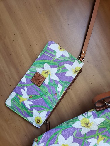 DOONEY & BOURKE PURPLE WITH WHITE DAFFODIL BROWN LEATHER SHOULDER/DRAWSTRING BAG - Picture 3 of 6