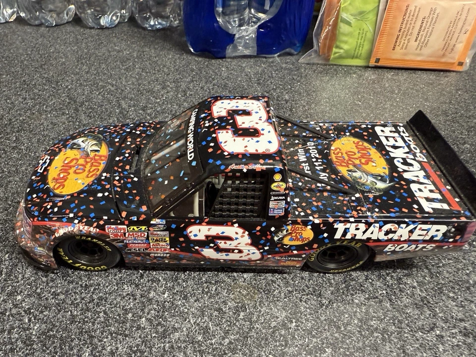 Austin Dillon #3 2010 Iowa First Truck Win Bass Pro 1/24 Diecast *Sin caja* Foto 2 de 4