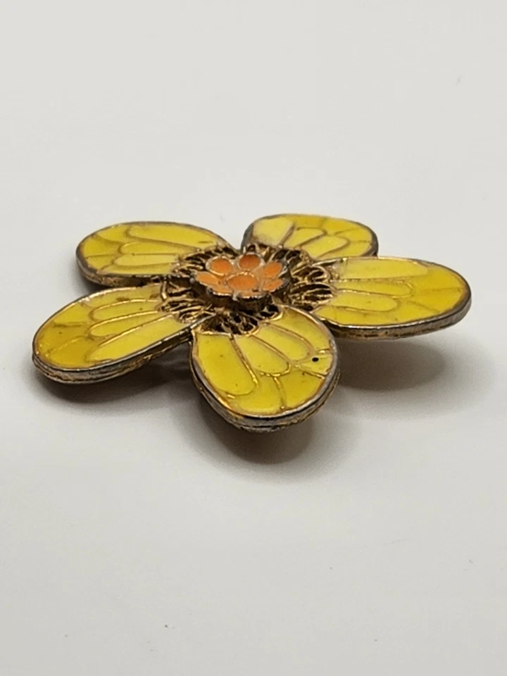 Broche broche flor esmaltado vintage pétalos tono dorado mediados de siglo bisutería Foto 3 de 4