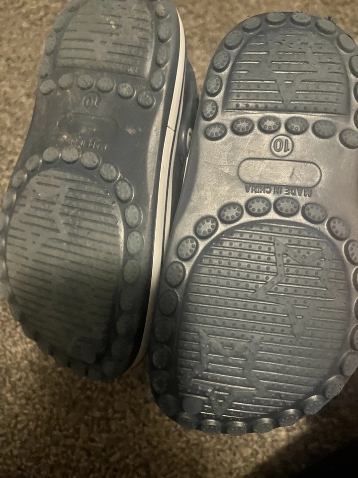 Zapatos de agua Koala para niños azul marino zuecos con estrellas y dijes planeta usados en excelente estado talla 11 Foto 2 de 4