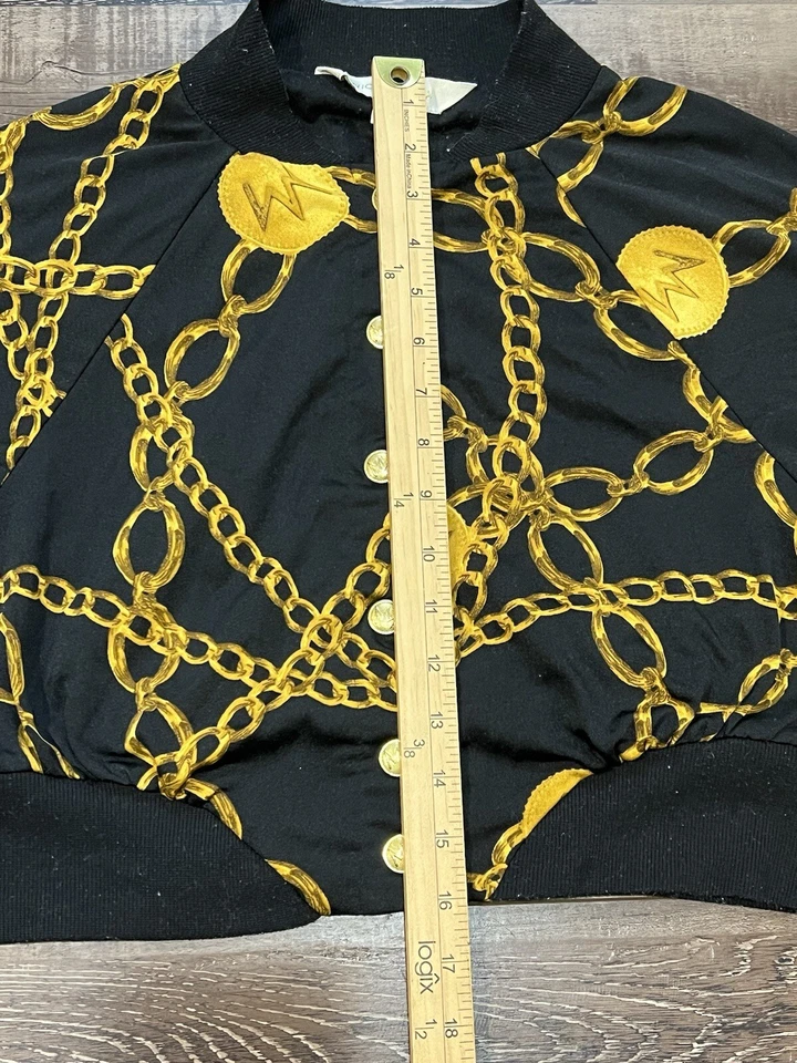 Nicki Minaj Feminino Logotipo Preto e Dourado Corrente Cropped Manga Longa XL Botão para Cima - Imagem 2 de 4