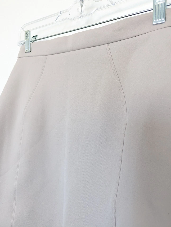 Falda Aritzia Talula Mujer Pequeña Gris Mini Elastizada Nylon Informal Activa Neutra  Foto 3 de 4