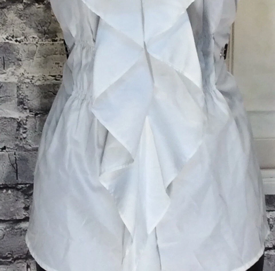 Top grande con volantes blancos Foto 3 de 4