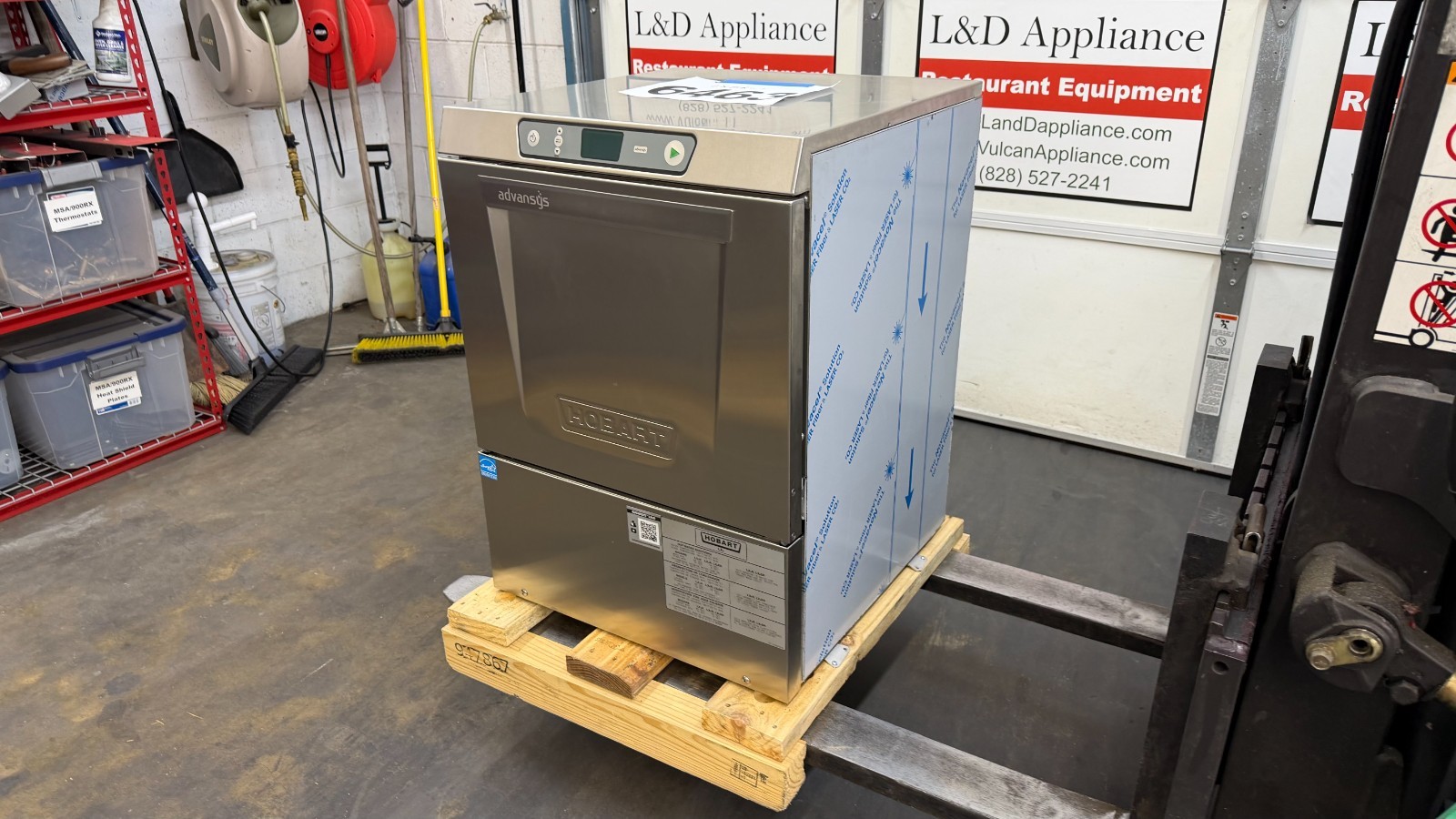 6463 New - Warranty - Hobart Undercounter High Temp Dishwasher, LXeR-1 Advansys