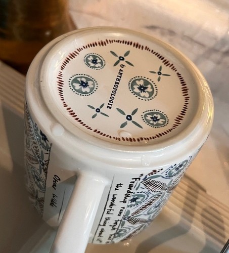 Taza/taza de gres Anthropologie inicial "M" multicolor 3,5" alto 4" ancho - Imagen 4 de 4