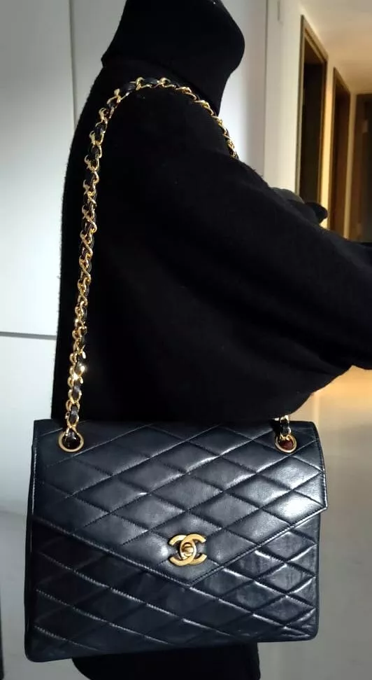 chanel vintage black lambskin flap bag medium