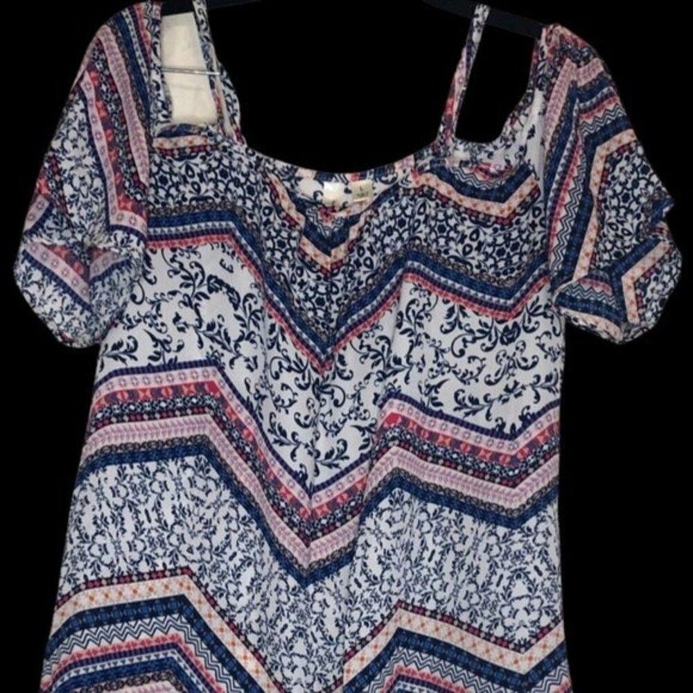 Trendy Cold Shoulder Top - Zigzag Pattern - Size L - image 2